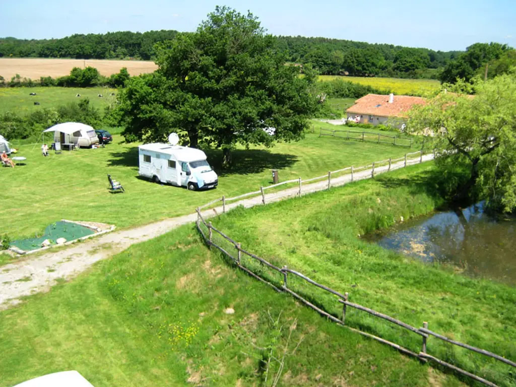 Er ligt een ven bij de camping om in te vissen op deze franse naturisten camping