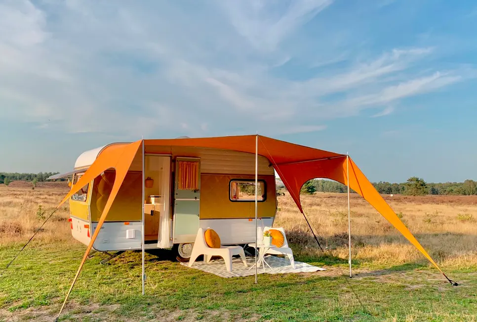 De retro-look luifel  van Caravanity en Campooz