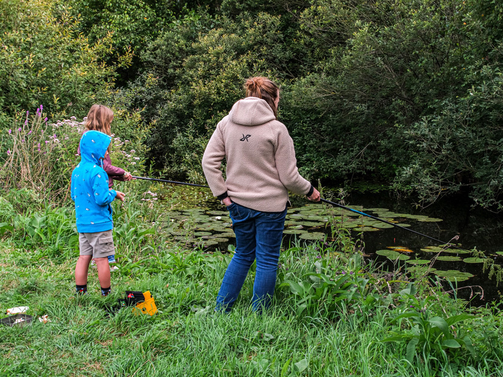 Vissen vanaf de camping