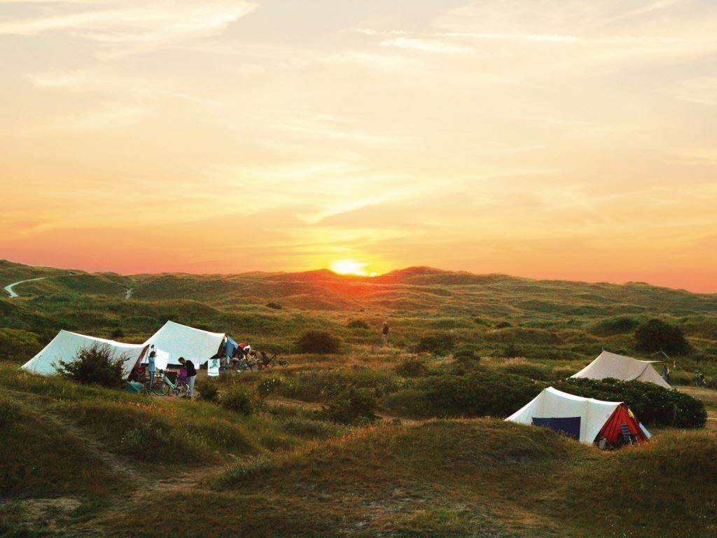 Kamperen temidden van de duinen op het Waddeneiland Texel.