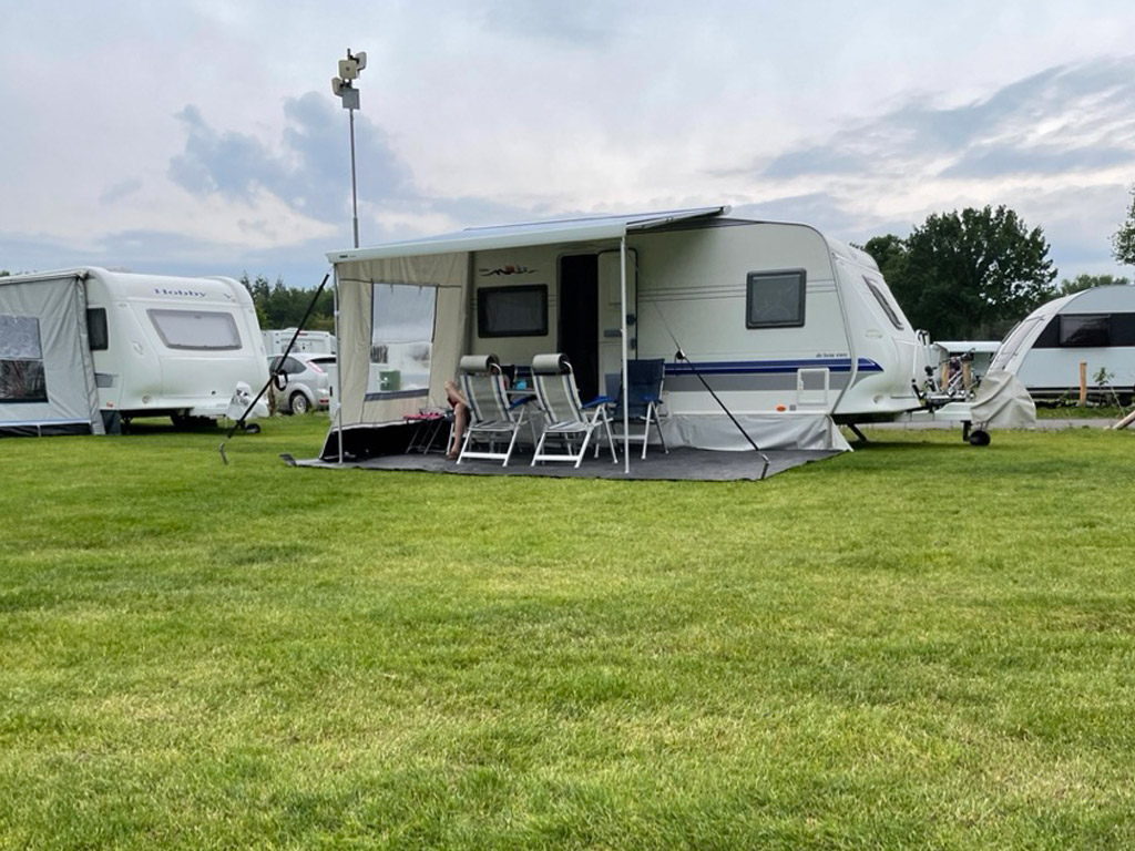 Met een eigen caravan heb je altijd je vertrouwde slaapplek bij je. 