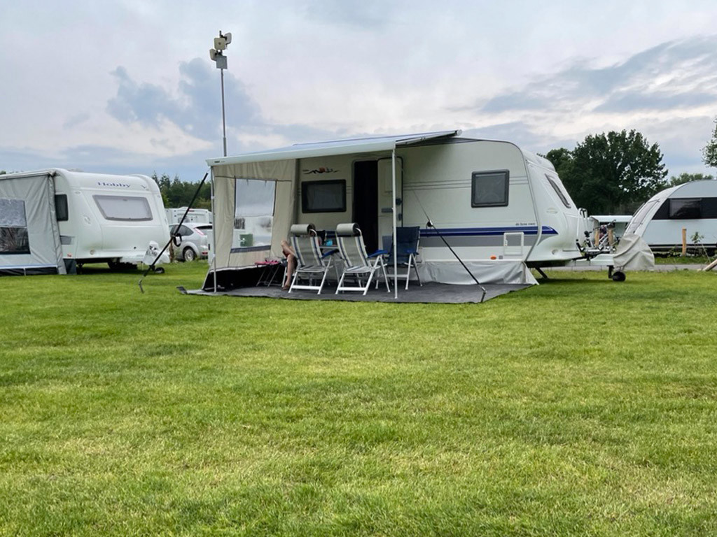 Met een eigen caravan heb je altijd je vertrouwde slaapplek bij je.