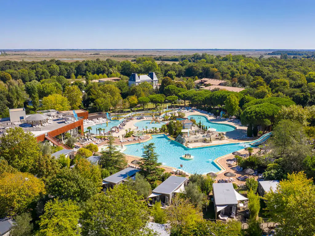 Parkachtige grote camping rondom een oud kasteel