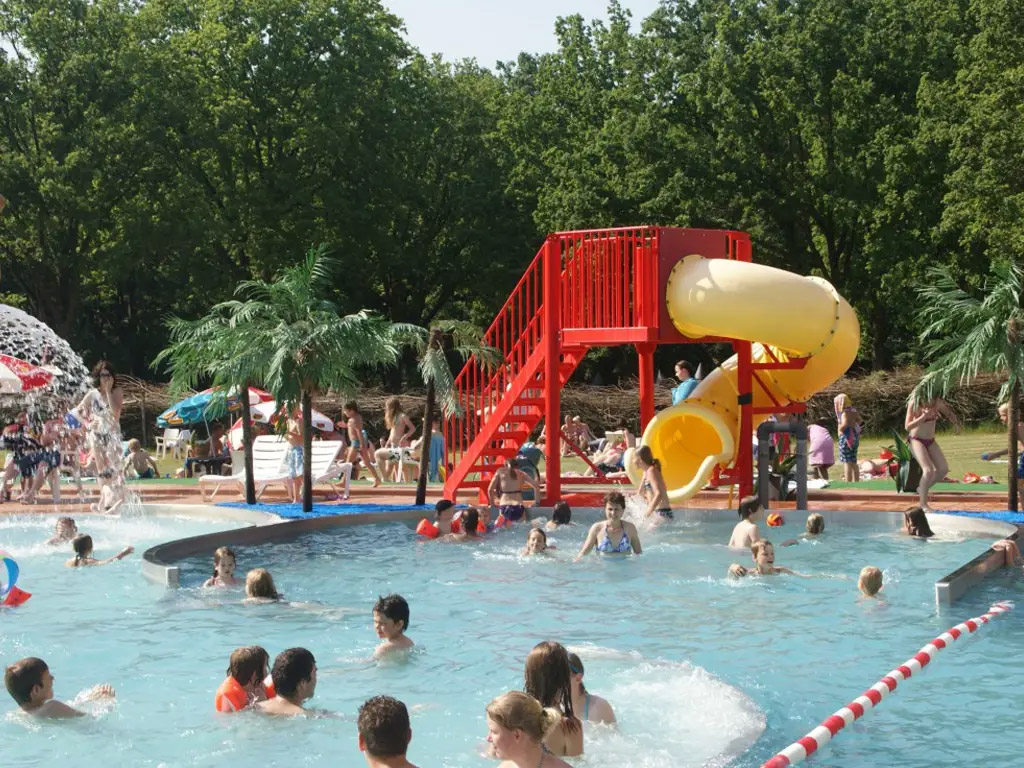 Kom zwemmen in het verwarmde overdekte- en buitenzwembad