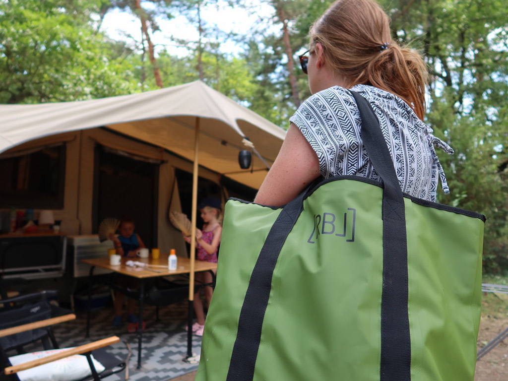 Neem een waterdichte tas mee als je gaat douchen op de camping