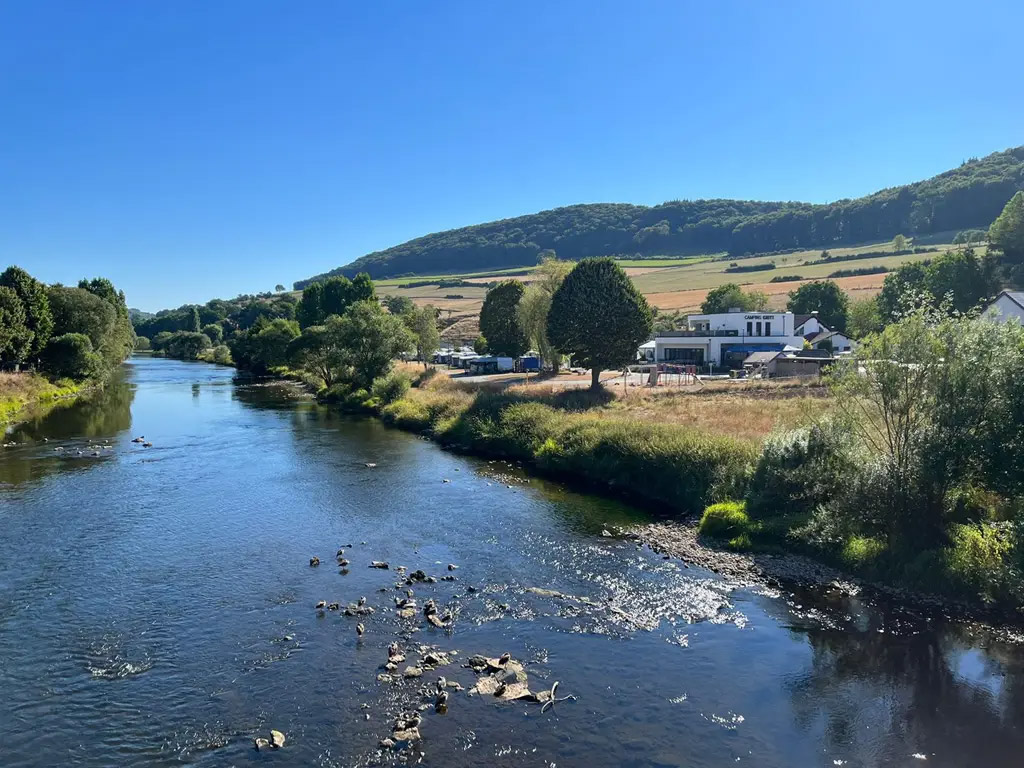 Perfecte ligging aan de rivier de Sure