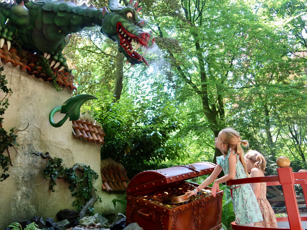 De Efteling is fantastisch: wie voelt zich geen kind bij de aanblik van al die sprookjes en toffe attracties.