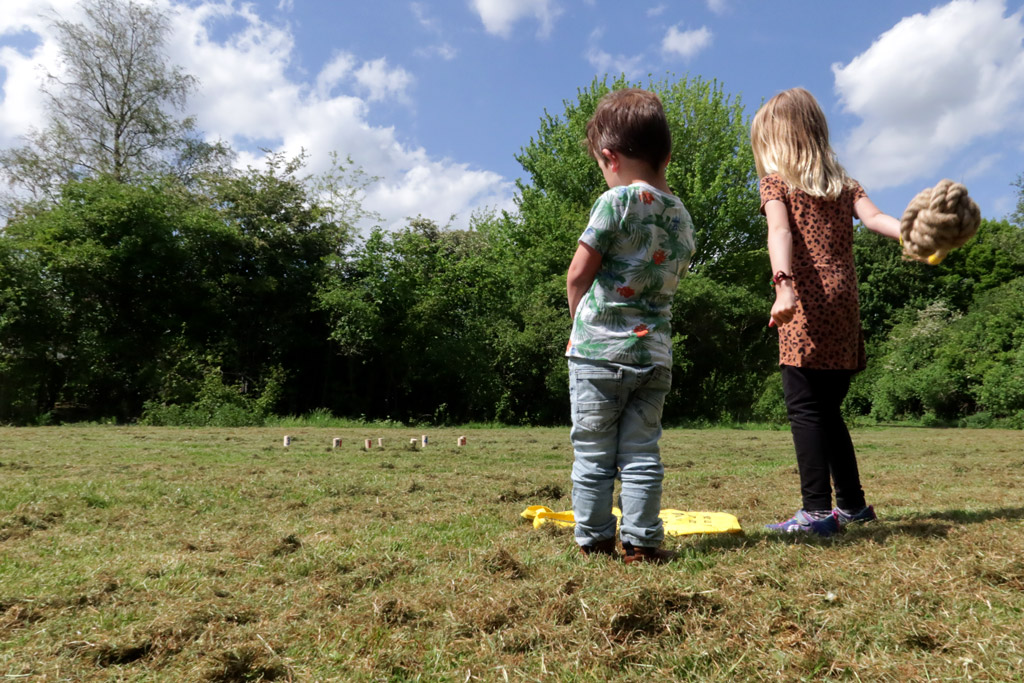 Speel knapsack op de camping