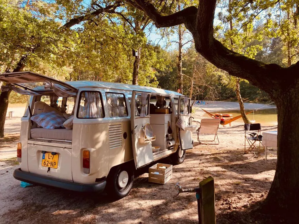 Slapen in een yurt, oltimerbusje of tipi tent op deze charmecamping