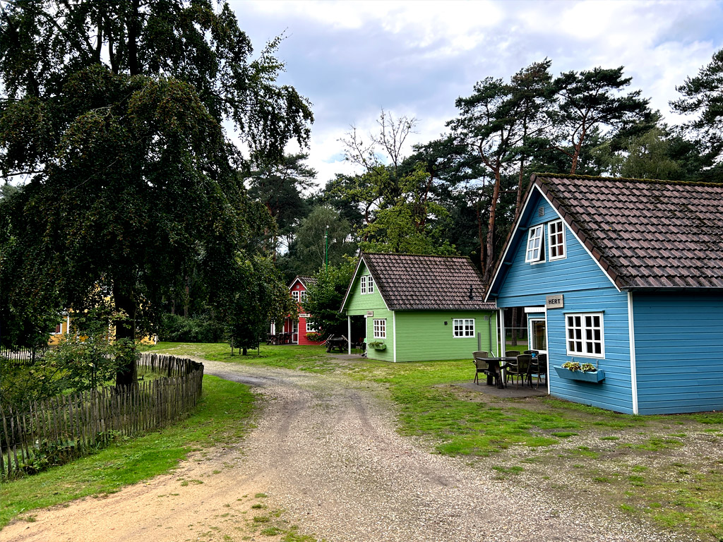 gekleurde vissershuisjes op Ardoer Camping de Heldense Bossen