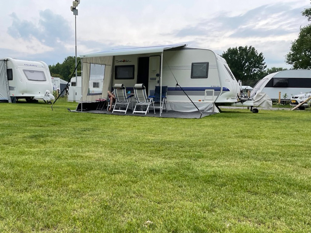Verschillende type mensen op de camping