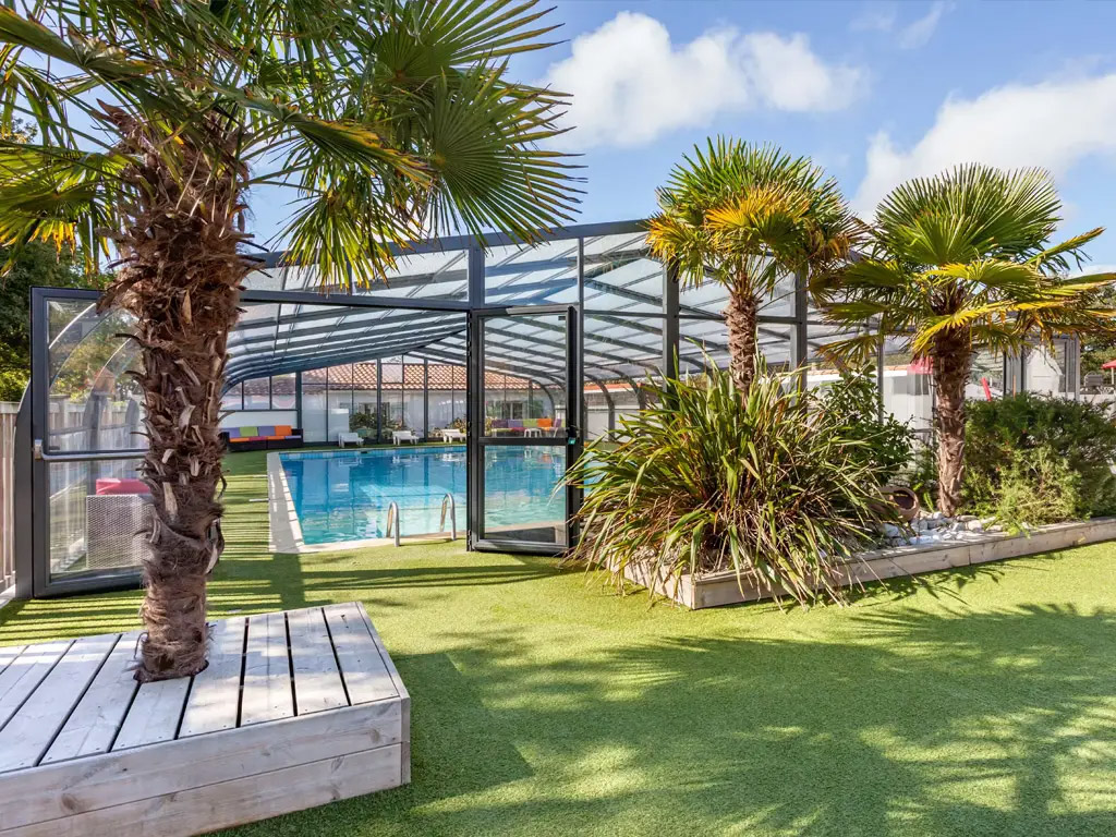 Fijne Franse glamping met binnen- en buitenzwembad