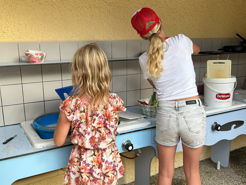 Zelfs de kinderen vinden het leuk bij de afwas