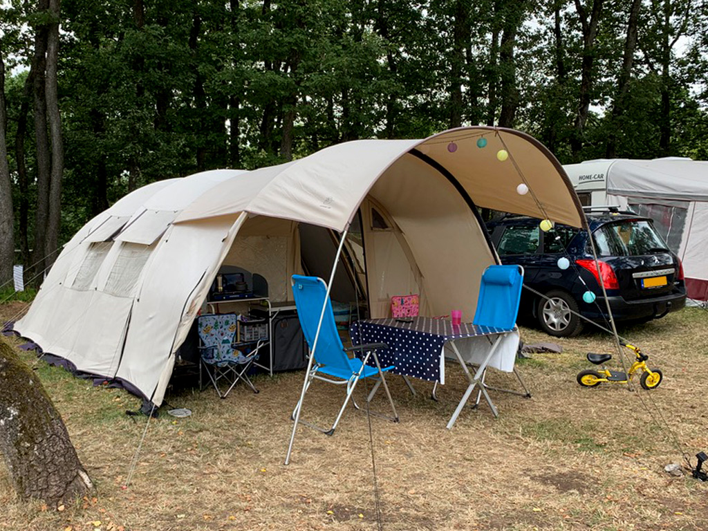 Een tent met luifel