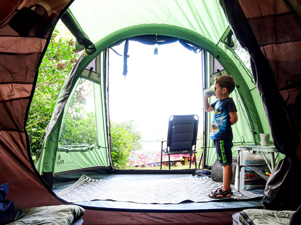 De Redwood Arco 300 Air Tunneltent van binnen