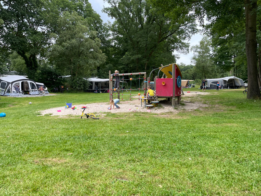 Uitzicht op een speeltuin op de camping