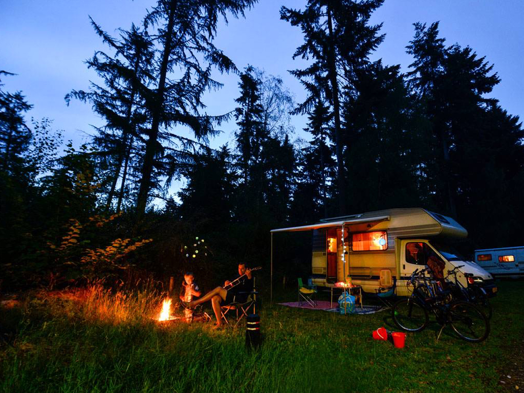 Camper camping voor de actieve rustzoekers