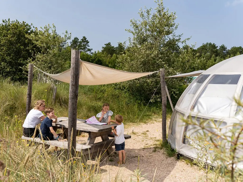 Het ontmoetingsplein is het bruisende hart van de camping