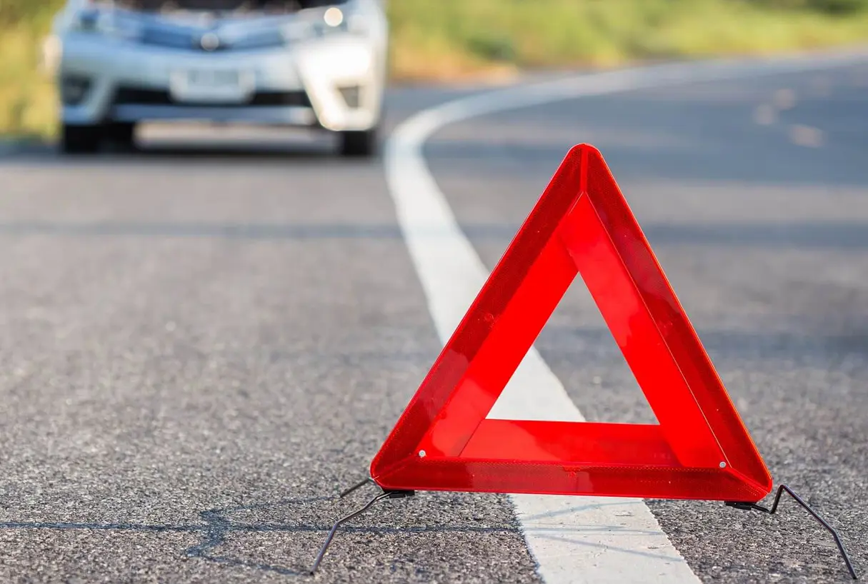 Met de auto door België. Wat moet je verplicht bij je hebben?