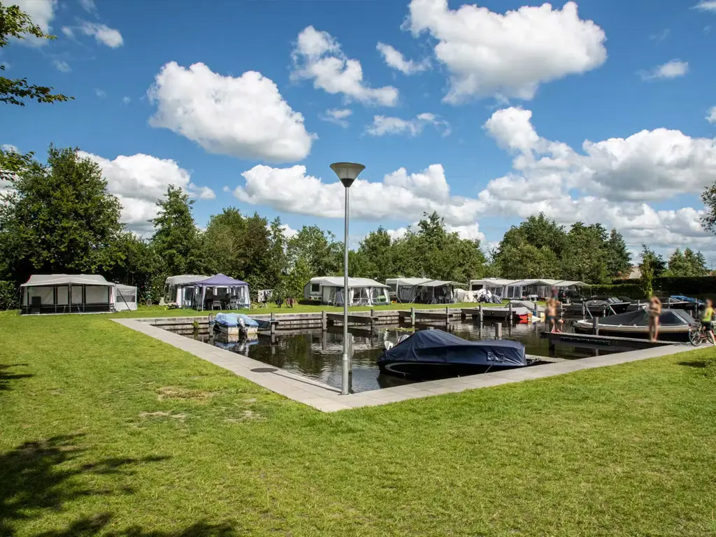 Kies voor een verblijf aan de waterkant&nbsp;op deze camping met jachthaven