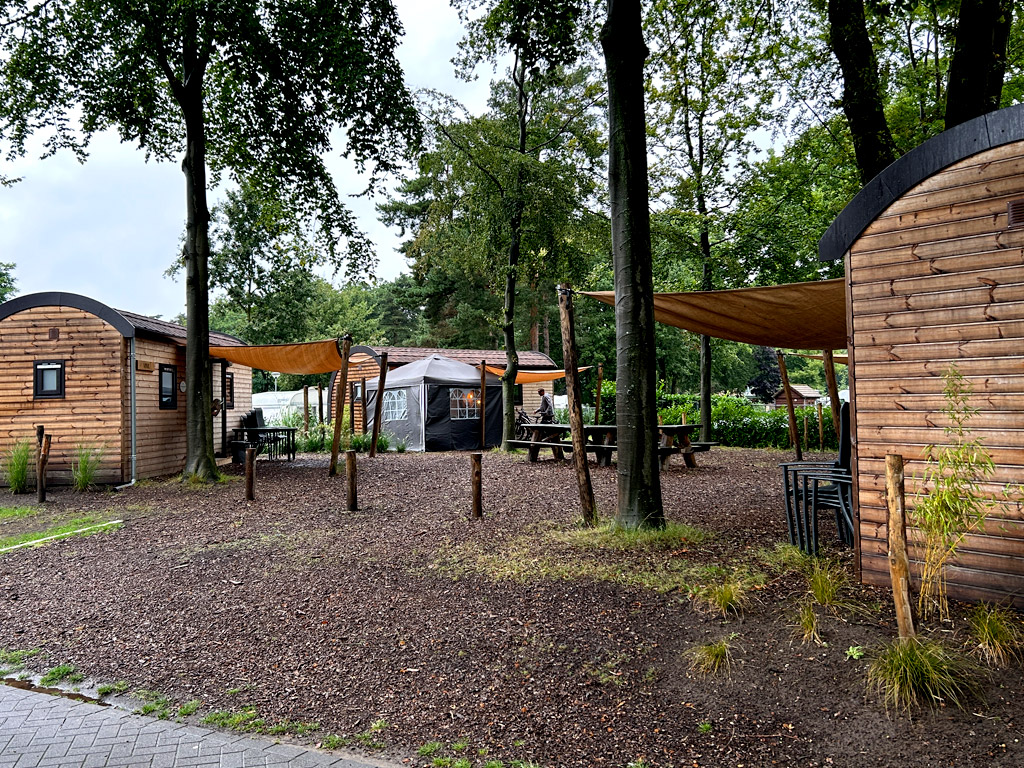 Houten lodges op Ardoer Camping de Heldense Bossen