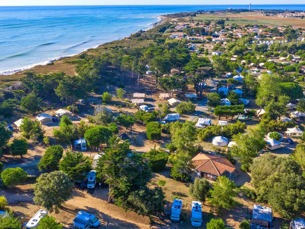 Gelegen in een intieme baai onder de voet van de vuurtoren