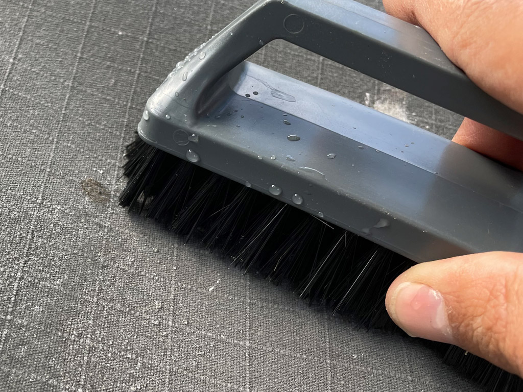 Gebruik een zachte borstel wanneer je je tent schoon maakt