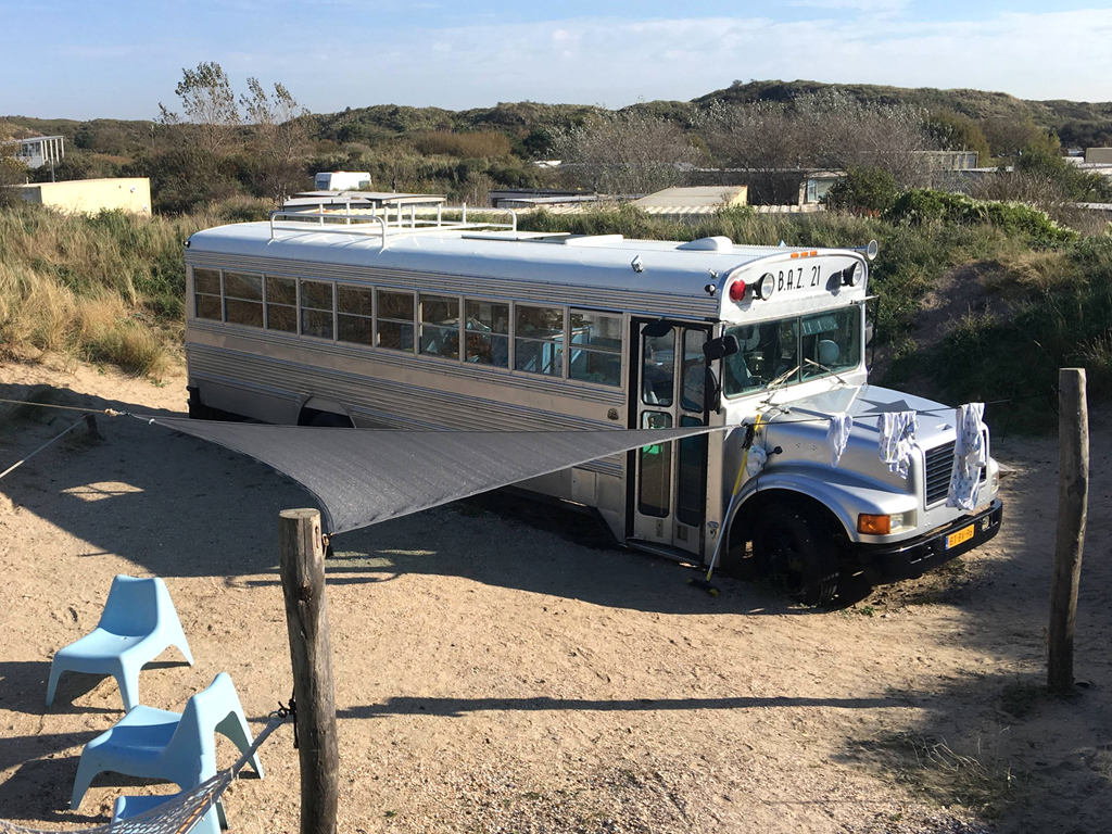 Kamperen in een schoolbus - Camping de Lakens