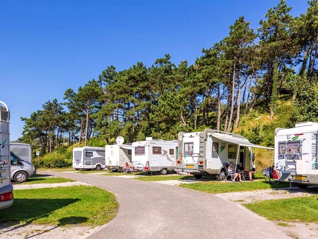 Met je camper middenin de duinen en vlakbij zee