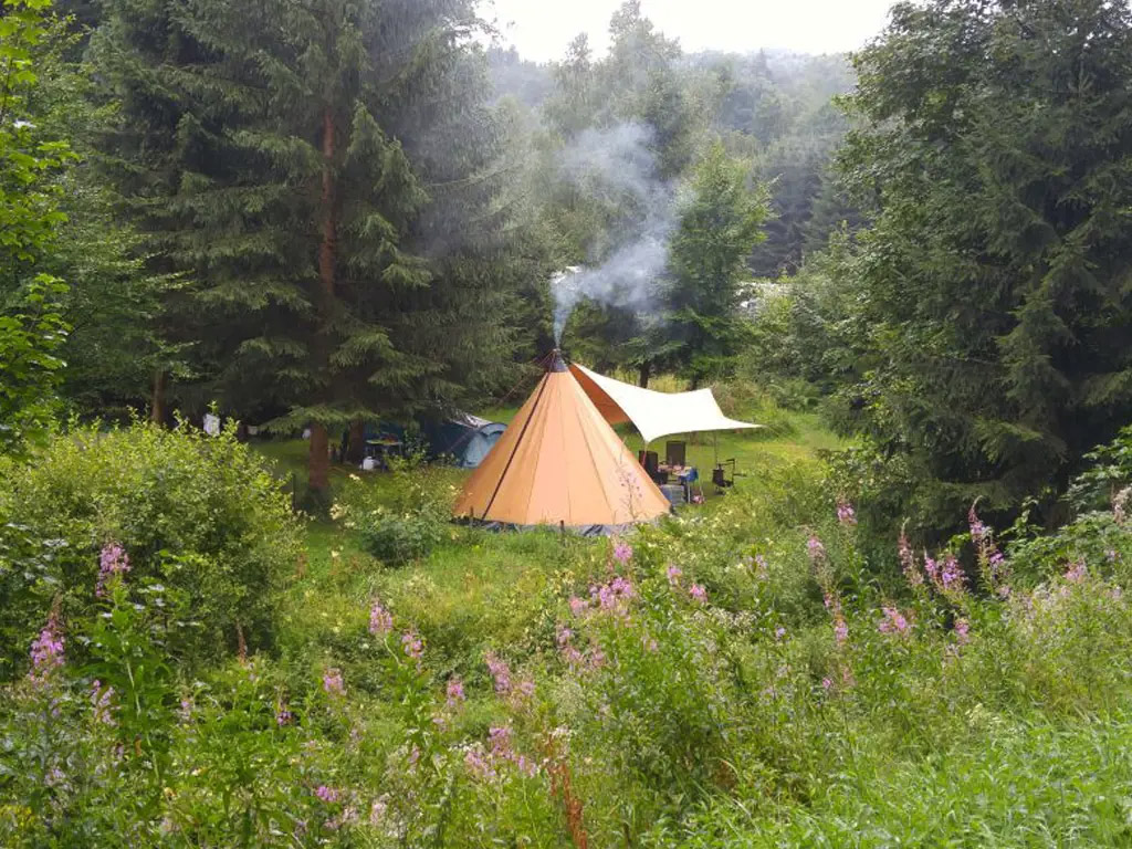 Rust in de natuur langs een beekje