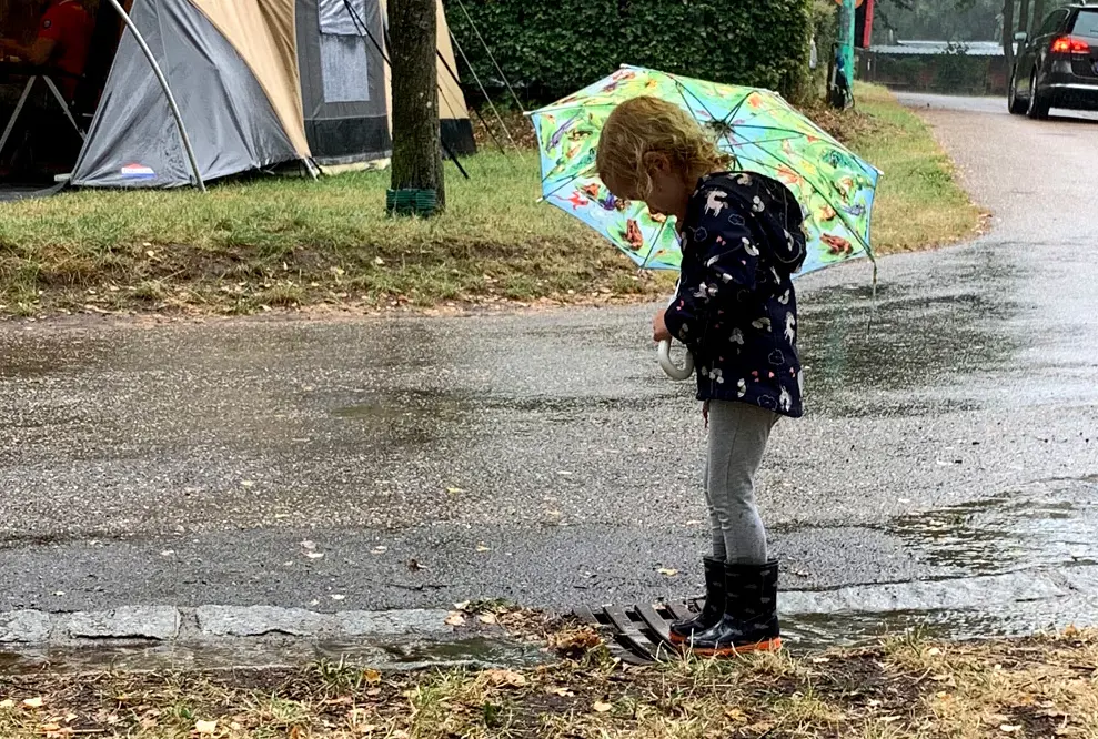 Kamperen met storm of onweer: wat moet je doen?