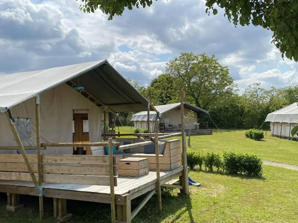 Op deze franse baby camping ontbreekt je niets&nbsp;