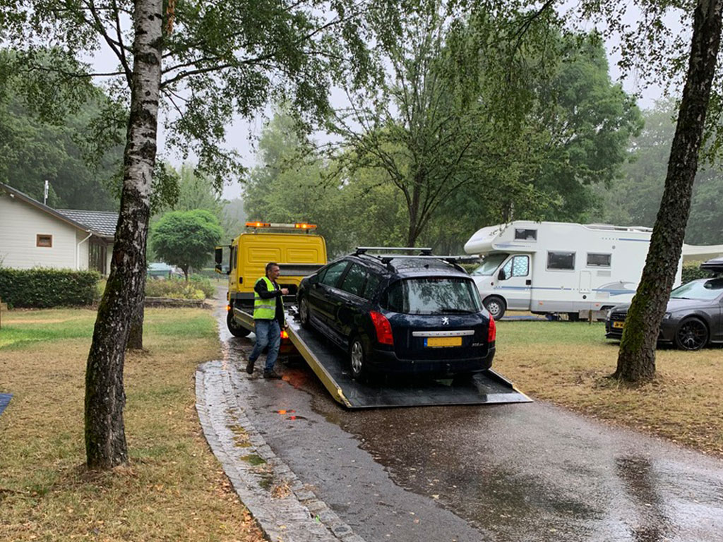 De auto werd afgevoerd van de camping