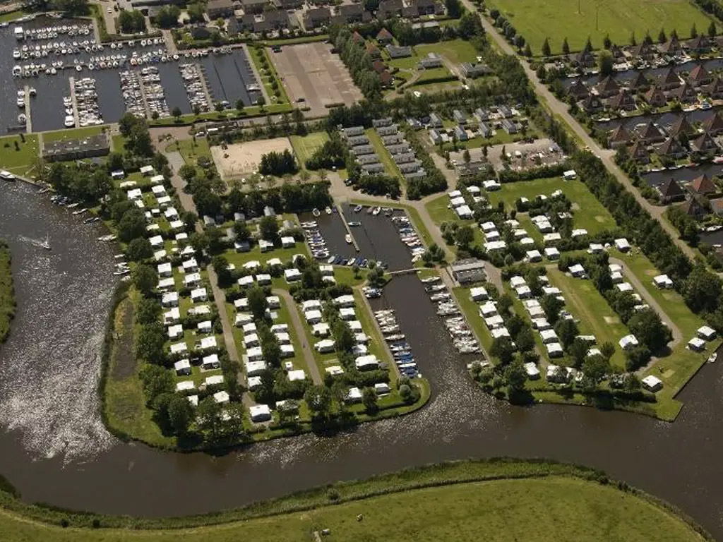 Kamperen bij watersportdorp Woudsend