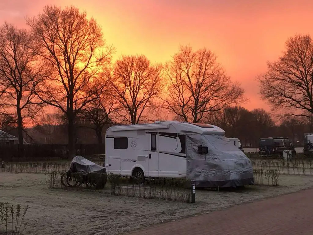Vuurwerkvrije camping met Sauna met buitendouche