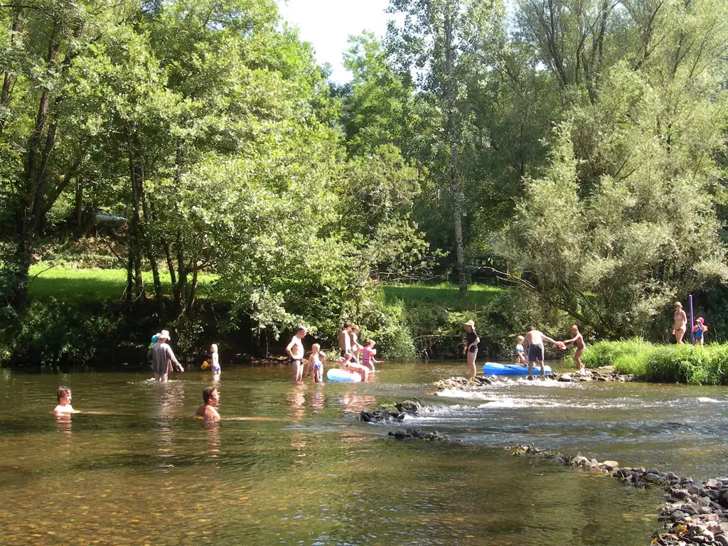 Kamperen in een groene weelderige vallei aan een riviertje (de Viaur)
