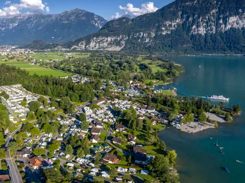 Camping aan de oevers van de helderblauwe Thunersee in het mooie Zwitserland