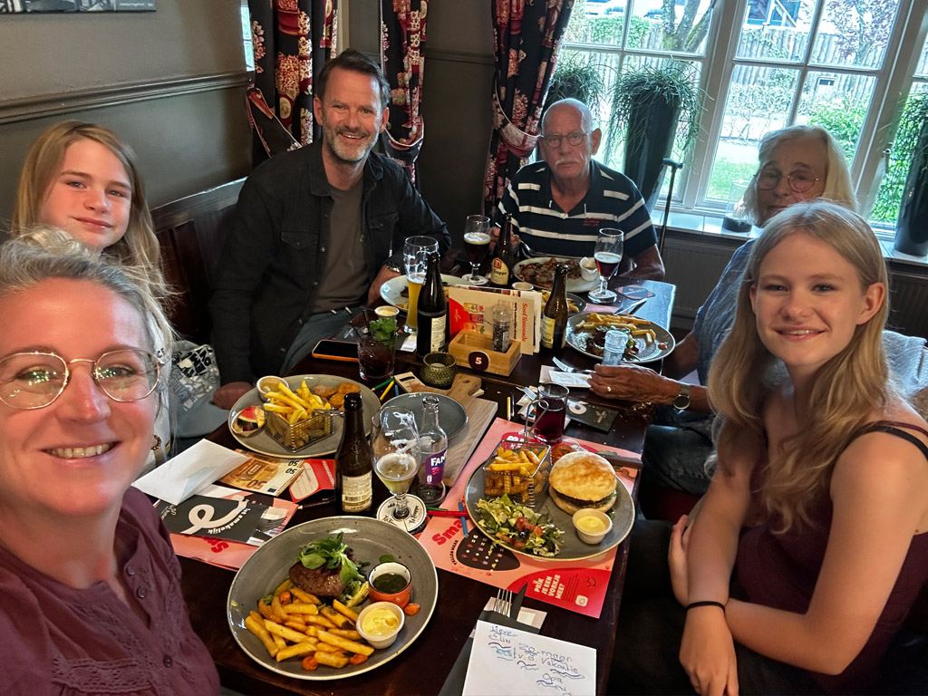 Eten in een restaurant op de camping