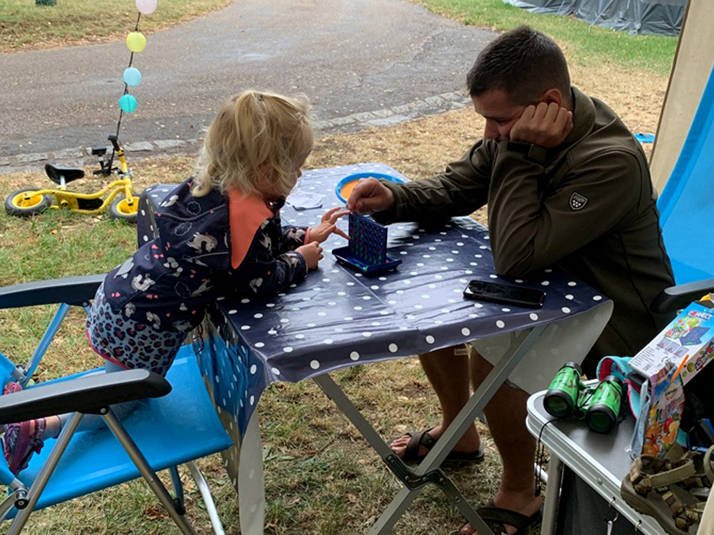 Spelletjes spelen op de camping