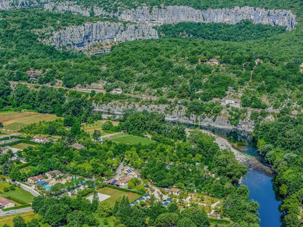 De nieuwste mobile homes zijn uit 2024 op deze mooie camping in de Ardèche