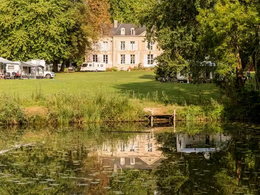 Kamperen bij een sprookjesachtig kasteel
