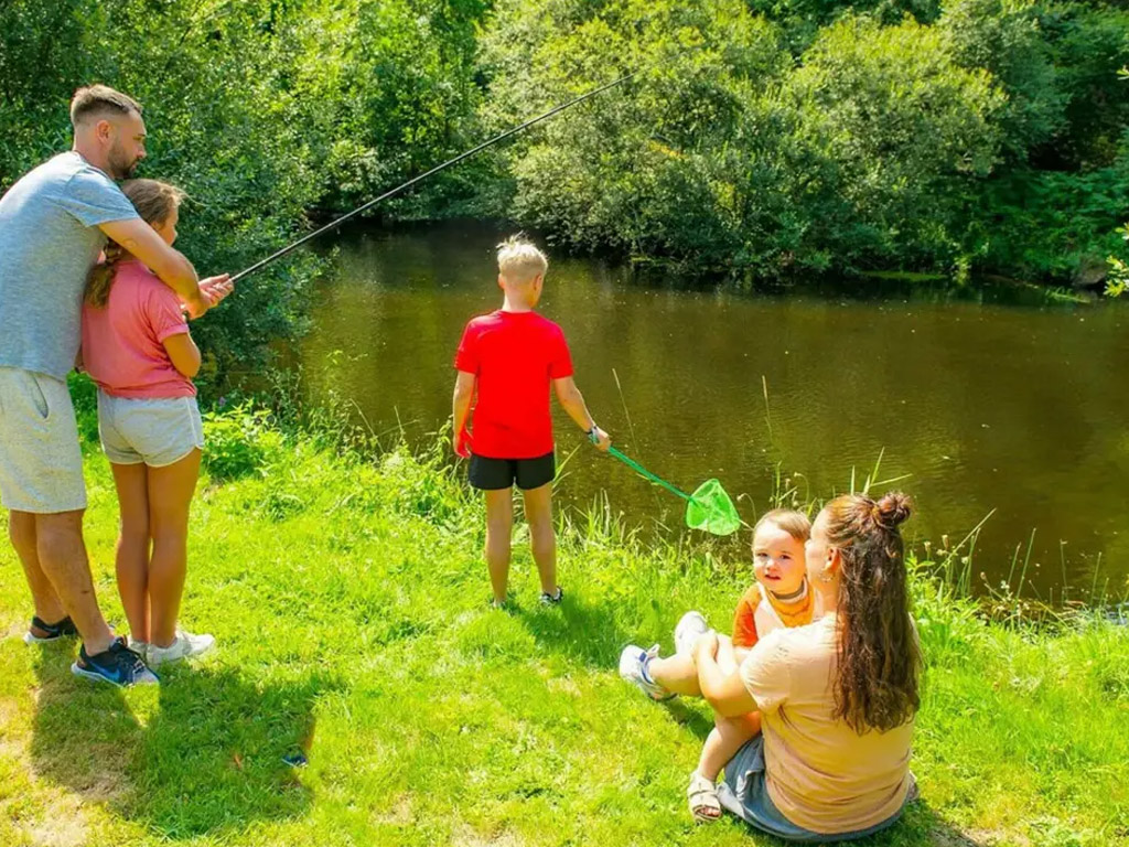 Camping in een bocht van de rivier de L'Elle.&nbsp;