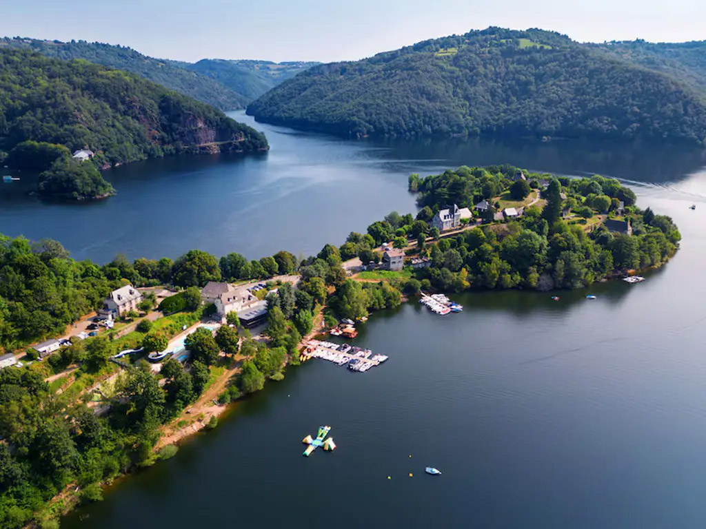 Originele glamping accommodaties met zicht op het Lac de Sarrans