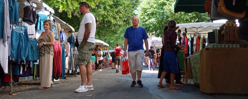 Lekker shoppen op de markt in Normandië