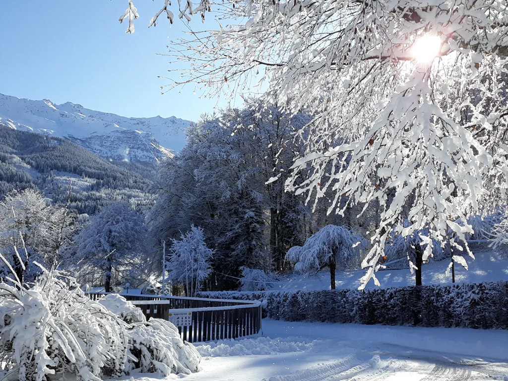 Een weids uitzicht op de besneeuwde bergen op deze franse camping in de alpen