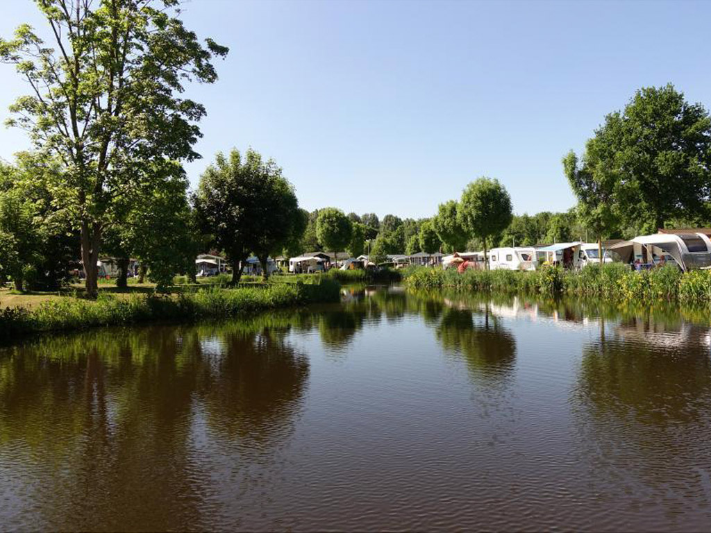 Blootgewoon genieten op Naturistencamping Flevo Natuur