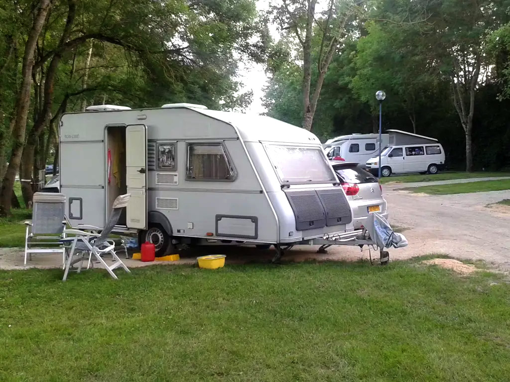 Je vind deze overnachtingscamping op slechts 1,5 kilometer vanaf afslag 27 op de route du soleil