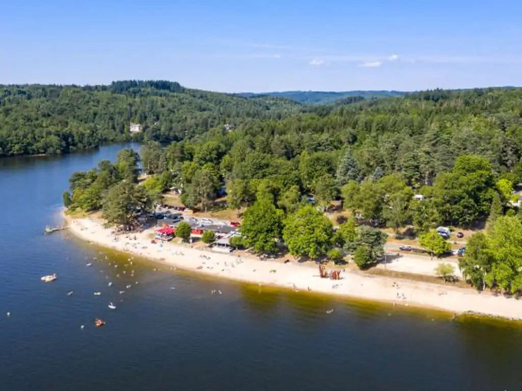 Natuurcamping in de Auvergne aan een mooie Franse rivier