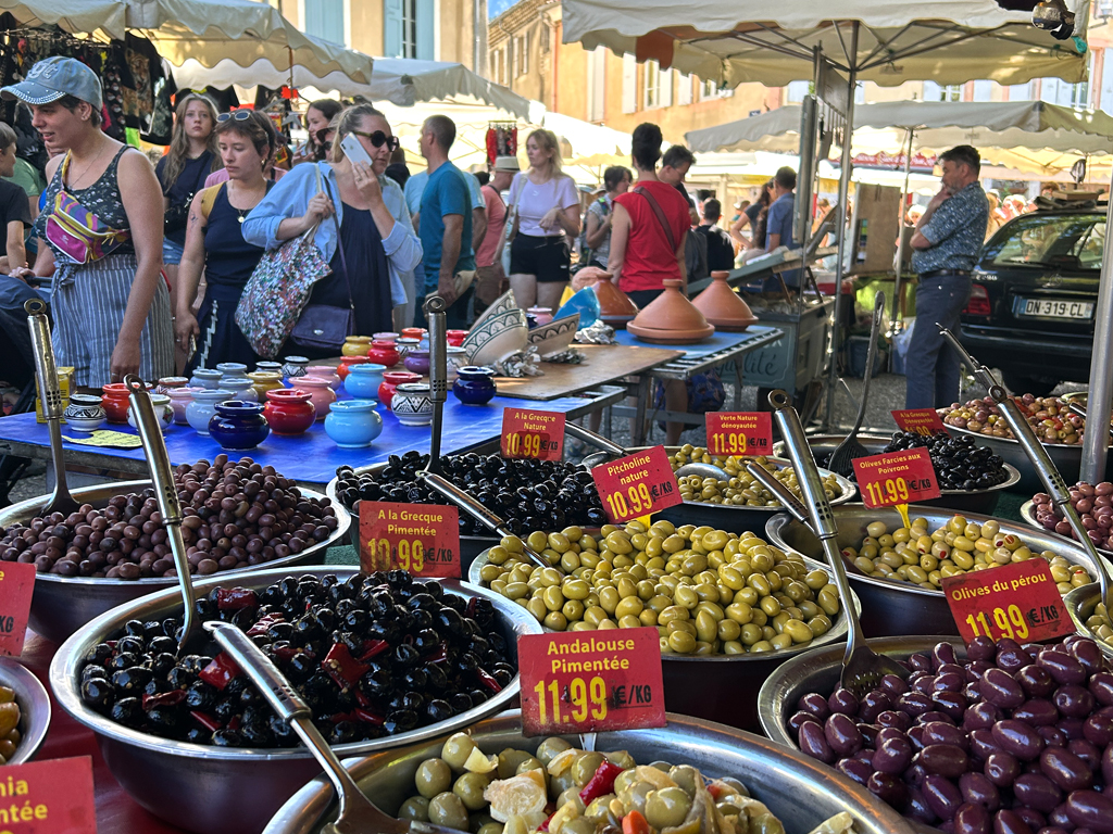 Olijven kopen op een franse markt