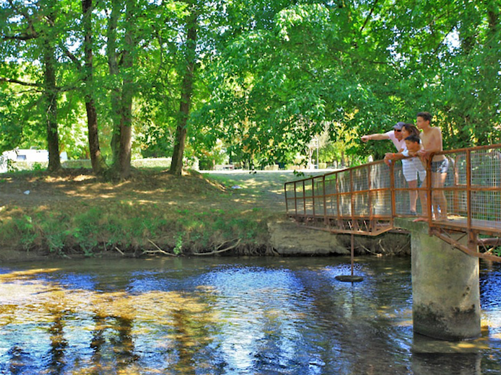 Camping Gelegen aan viswater in de Franse Alpen